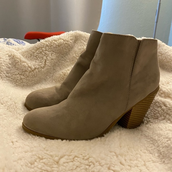COPY - ✨Banana Republic Ankle Bootie✨ - Picture 1 of 5